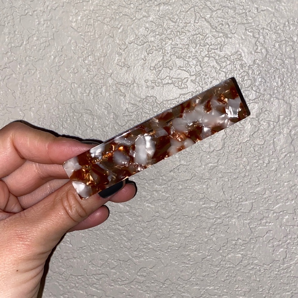 Neutral hair clip